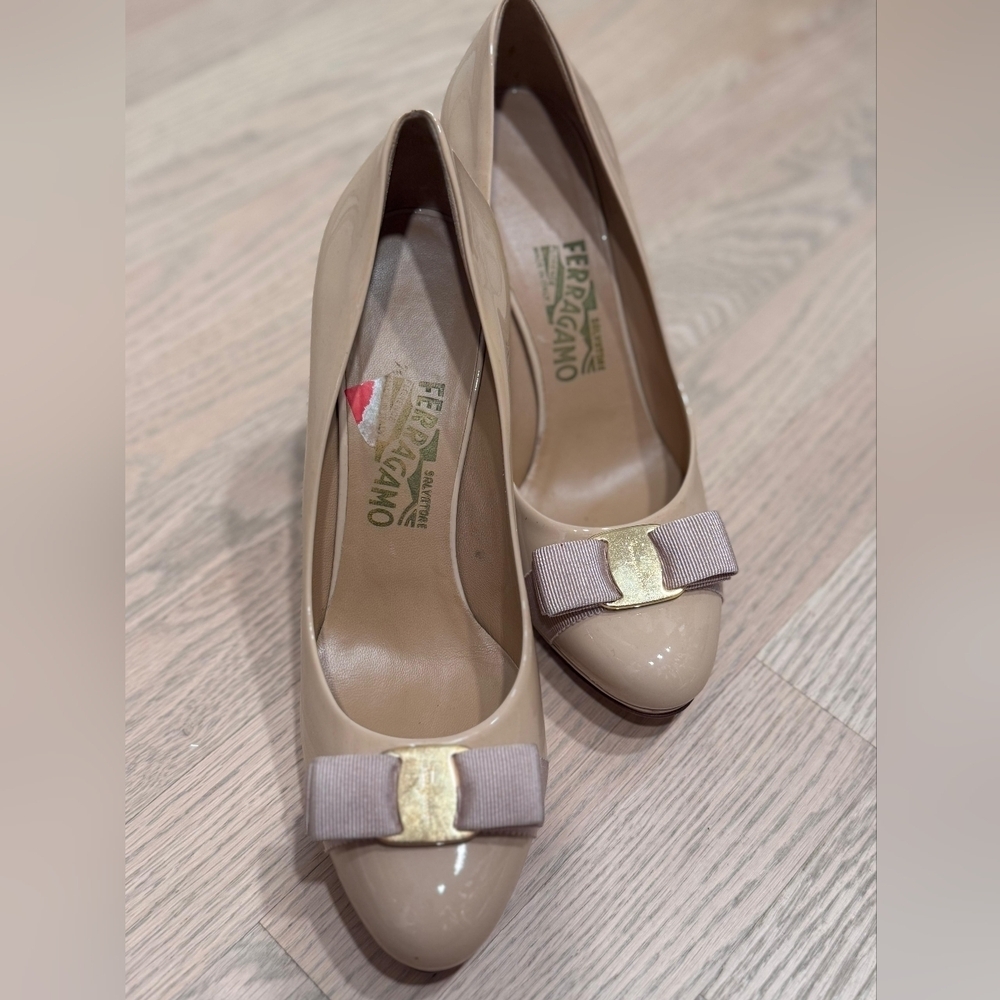 Salvatore Ferragamo Women's Beige Pumps with Bow - Picture 3 of 8